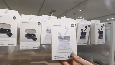 手軽で便利「スリコ家電」激売れハンディスチーマーや大人気ワイヤレスイヤホンも