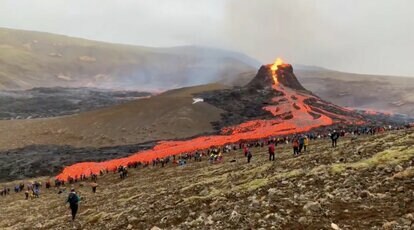 アイスランドの噴火で見物客が“溶岩”の近くまで…危なくないの？専門家