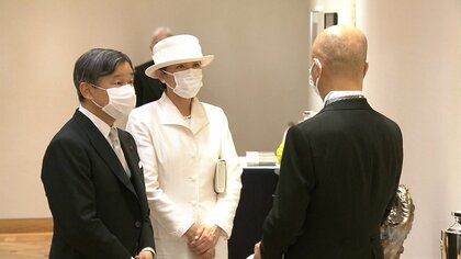 両陛下「焼成温度はどれくらいですか？」専門的な質問も　日本芸術院賞の受賞者とご懇談