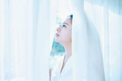 【2025年調査】夏の髪の紫外線対策、意識していても実践できていない!ケア不足で「秋に後悔」の声も