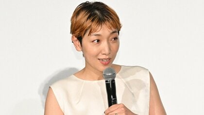 安藤サクラ 白のノースリーブドレスで「怪物」舞台挨拶に　登壇中に困った？「口の中にほそ～い糸が入っていた」