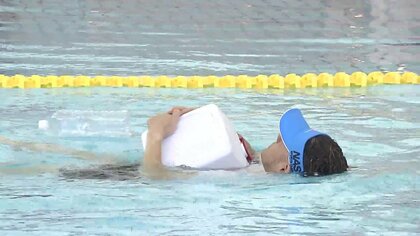 水難事故から「命を守る」方法を子供たちが実践　ペットボトルやコンビニ袋も利用…主催者は「助けを“待つ訓練”も必要」と強調