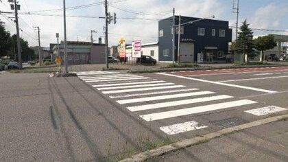 【ひき逃げ事件】青信号で横断歩道を渡っていた80歳女性が車にはねられ搬送―はねた車は現場から逃走中〈北海道幕別町〉