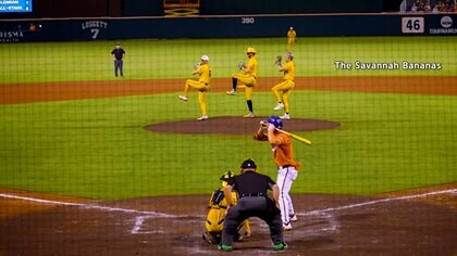 「バントは退場」独自ルールに“超絶プレー”も　エンタメ野球「バナナ・ボール」がアメリカで話題沸騰