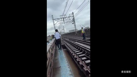 線路上を歩く乗客が　東京メトロ東西線で架線断裂し葛西駅から西船橋駅間で運転を見合わせ　全線再開は夕方見込み