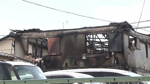 住宅5棟焼ける火事…火元の住宅に住む女性搬送 焼け跡から1人の遺体発見　埼玉・東松山市