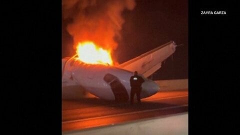 小型ジェットが高速道路に墜落し1人死亡5人搬送　事故直前に機体トラブルを報告　アメリカ・テキサス州