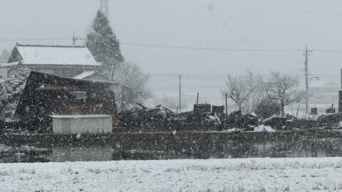 富山県小矢部市で未明に住宅火災、94歳男性と連絡取れず　住宅と納屋が全焼