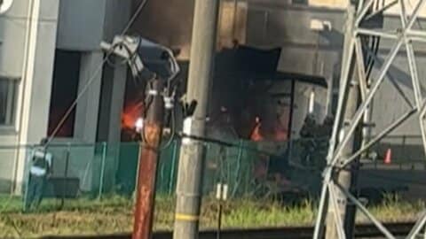 「延焼してしまうんじゃ」中学校から爆発音　炎上し小屋とトラック燃える　バッテリーやタイヤバーストも　夏場の“爆発”事故に注意