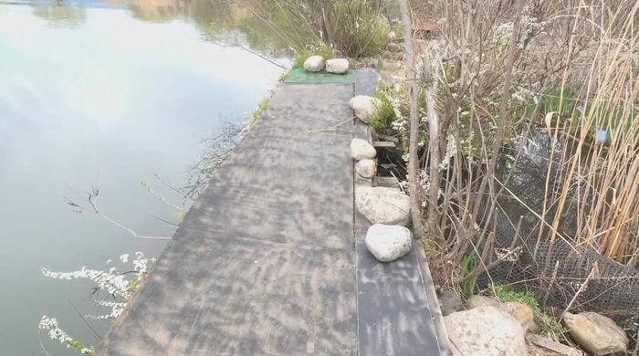 諏訪湖畔に設置された「釣り用の台座」