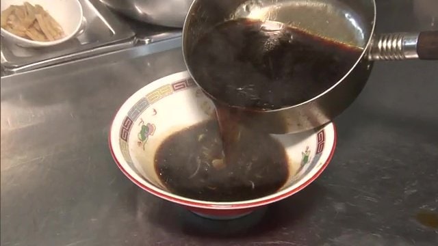 漆黒のスープはおいしさの証 コクがあり見た目ほどしょっぱくない