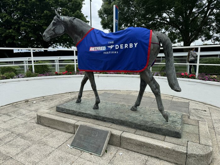 エプソム競馬場にある馬の銅像