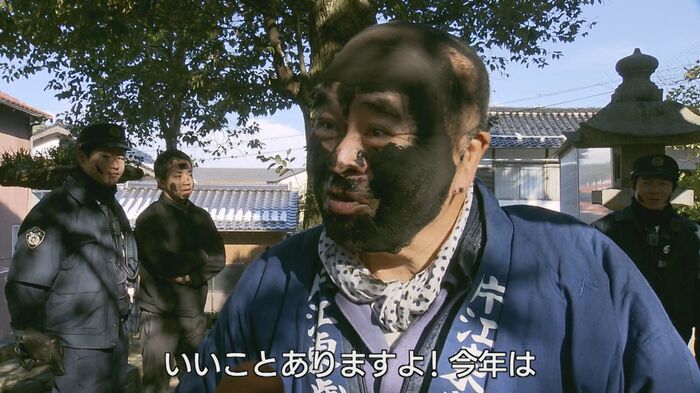 顔から頭まで真っ黒に…