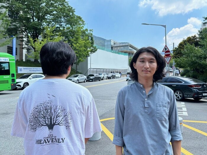 ドンウンさん(右)「オンラインでは反フェミ発言が多い」左はリさん(仮名)