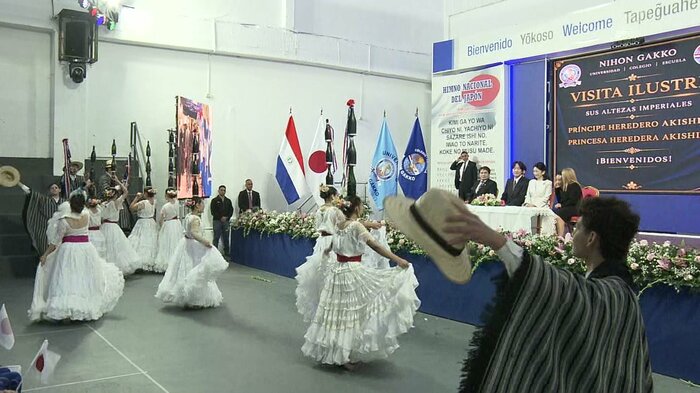 「ニホンガッコウ」の生徒がボトルダンスで歓迎