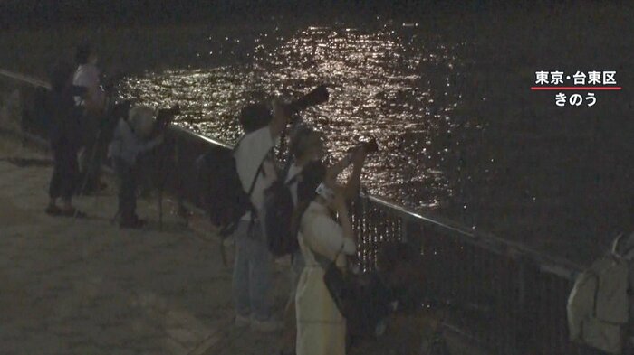隅田川沿いにはカメラを構える多くの人が…