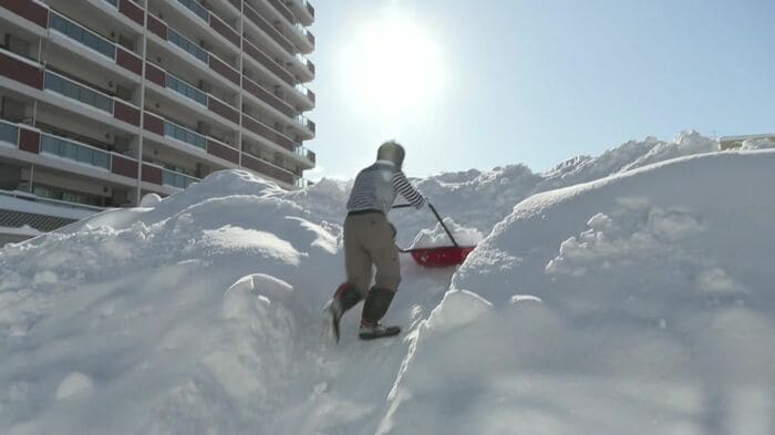 除雪した雪が家程の高さに