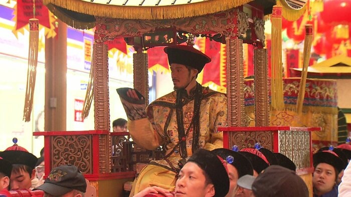 14日に行われた皇帝パレード（皇帝役はV･ﾌｧｰﾚﾝ長崎 山口蛍選手）