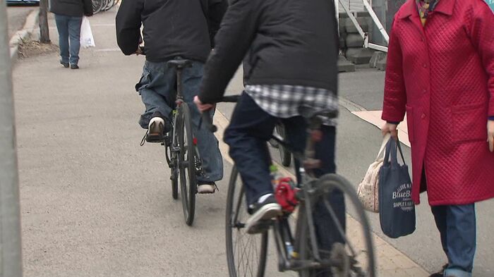 歩行者の間を縫うようにして走る自転車も
