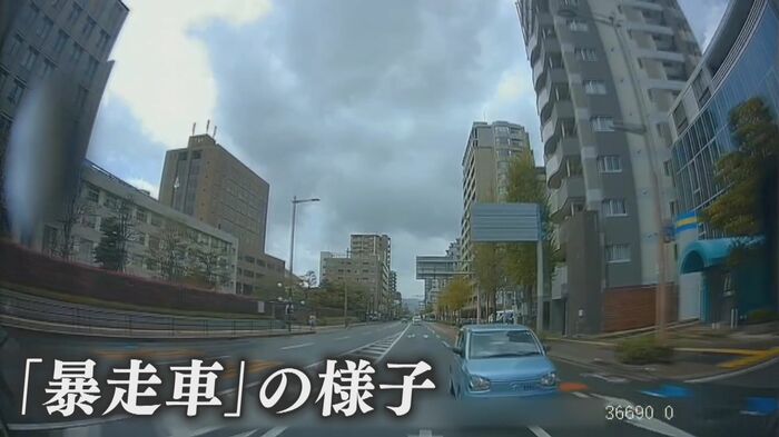 道路の真ん中を走る青い車(福岡市城南区・2025年4月14日)