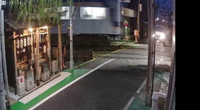 電車が接近、車も前進(視聴者提供・防犯カメラより)