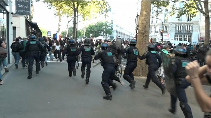 デモ隊に突撃する警察官(18日)