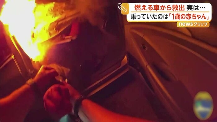 女性の腕を引っ張る警察官（JAXSHERIFF）