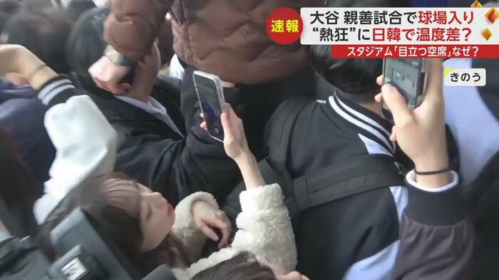 バスの到着を今か今かと待つキムさん