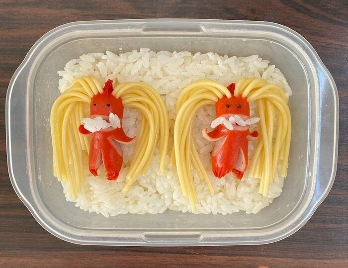 ロン毛のウインナー星人 ご飯をつまみ食いしている