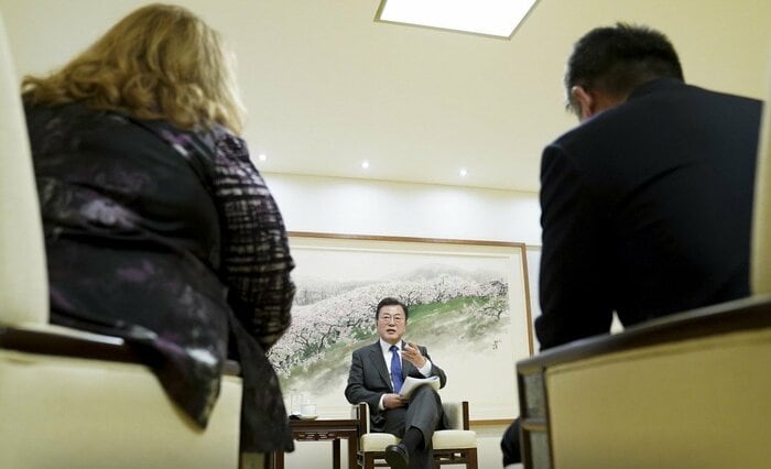 インタビューに答える文大統領(大統領HPより)