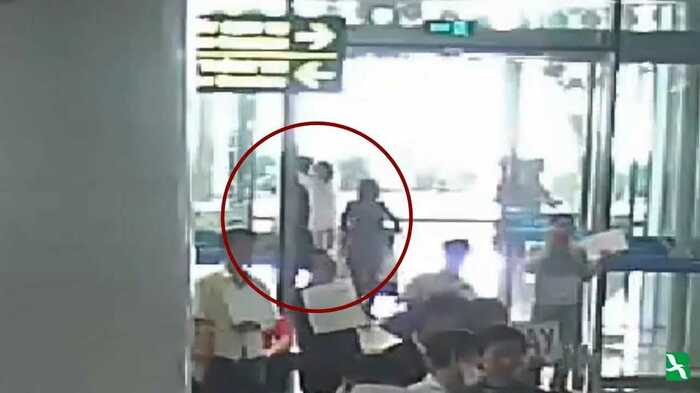 ハノイ国際空港での「いたずら動画」 ©2015,BenarNews