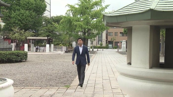 東京都慰霊堂を取材する榎並キャスター