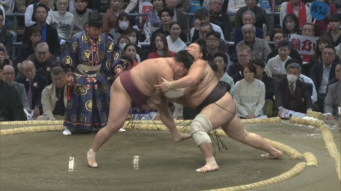 朝乃山と錦富士の取組（12日　提供：日本相撲協会）