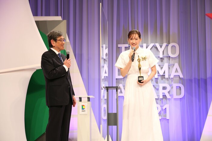 綾瀬はるかさん、真っ白なワンピース姿で