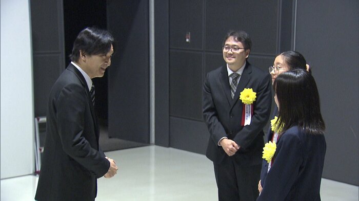 受賞者と懇談される秋篠宮さま