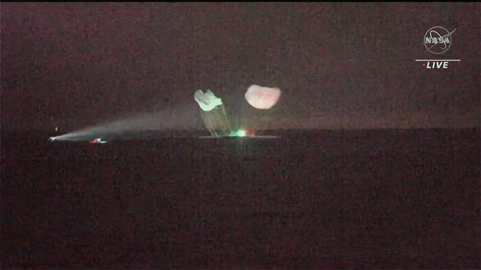 日本時間午前11時過ぎに着水した宇宙船「クルードラゴン」(NASA)