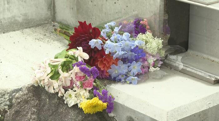 たむけられた花