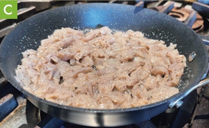 全体に水気がなくなり、表面に焼き色がついてチリチリするまで炒めてから、調味料を加える（『笠原将弘　料理のほそ道レシピブック』から抜粋）