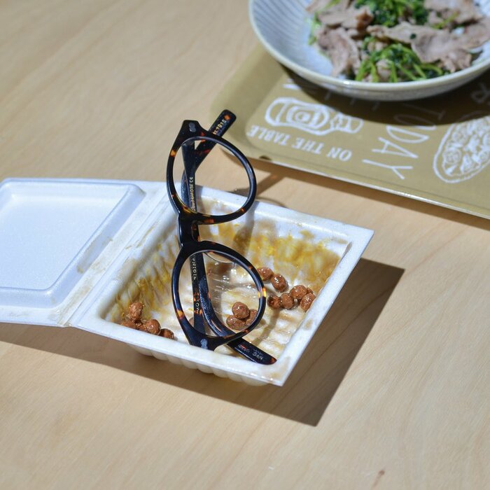 投稿の写真。眼鏡は小物入れの使用例で、実際は付いてきません。