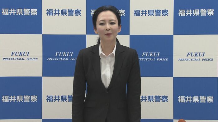 会見終了後、立ち上がって挨拶する増田本部長