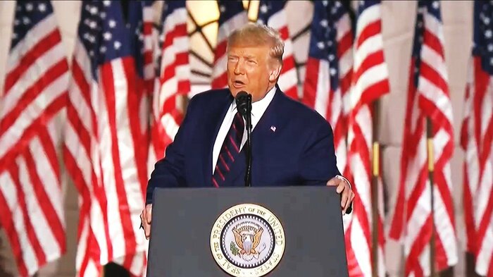 指名受諾演説を行うトランプ大統領