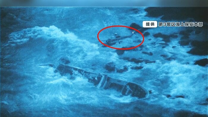 船の上でホバリングする救助ヘリ