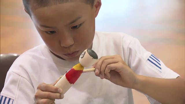 児童も真剣(猪苗代小学校での絵付け体験)
