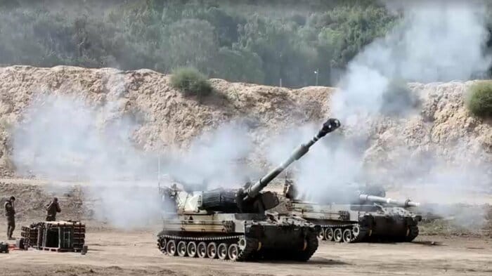 ガザに向けて砲撃するイスラエル軍(イスラエル南部・28日)