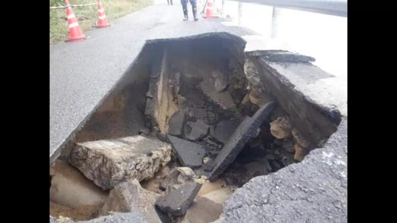 松山・興居島で海辺の道路が陥没　台風６号で護岸崩れ土が流出か　付近が全面通行止めに【愛媛】｜FNNプライムオンライン