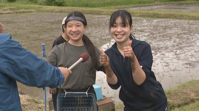 東京の中学生が新潟で初めての“田植え”体験　のどかな田園風景に生徒たちの叫び声！？「自然が最高」｜FNNプライムオンライン