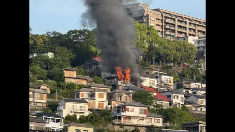 長崎市の斜面地で住宅火災 　消火活動が続く　住民1人が頭にやけど｜FNNプライムオンライン