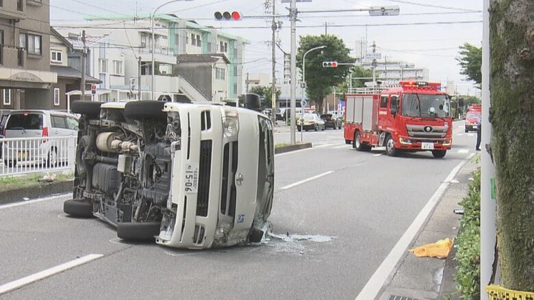 介護施設への送迎中か…ワゴン車が交差点で乗用車と衝突し横転 50-80代の男女6人を搬送 乗用車側はケガ人なし｜FNNプライムオンライン