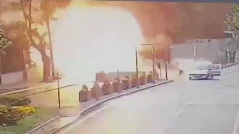 【自爆テロの瞬間】建物に近づき突然、大爆発…「計画通り」クルド人武装勢力が犯行声明　トルコ｜FNNプライムオンライン