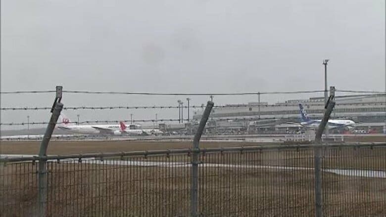 【ヒグマ速報】夜の新千歳空港にクマ出没＿巡回中の警備員が柵を乗り越える体長1.2~1.5メートルの獣の姿を目撃し110番通報＿国道方向に立ち去る〈北海道千歳市〉｜FNNプライムオンライン